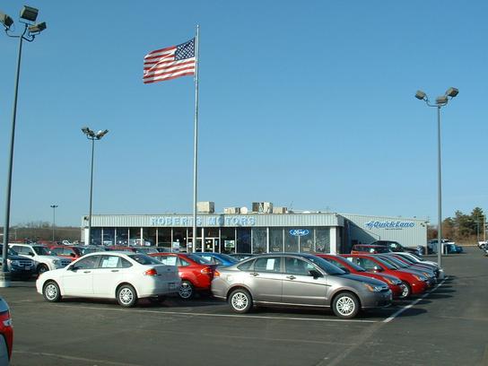What kind of cars does Roberts Ford in Alton, Illinois, sell?