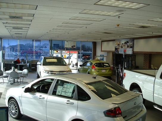 What kind of cars does Roberts Ford in Alton, Illinois, sell?