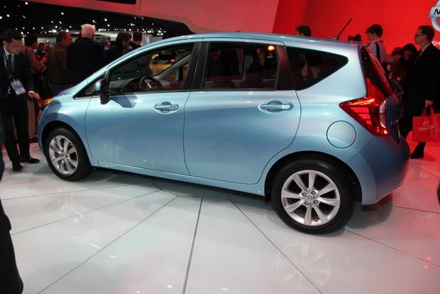 Detroit auto show nissan leaf