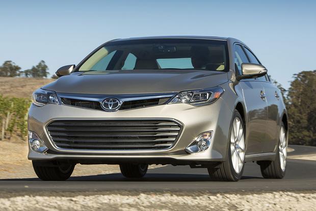 What is the difference between toyota avalon and lexus