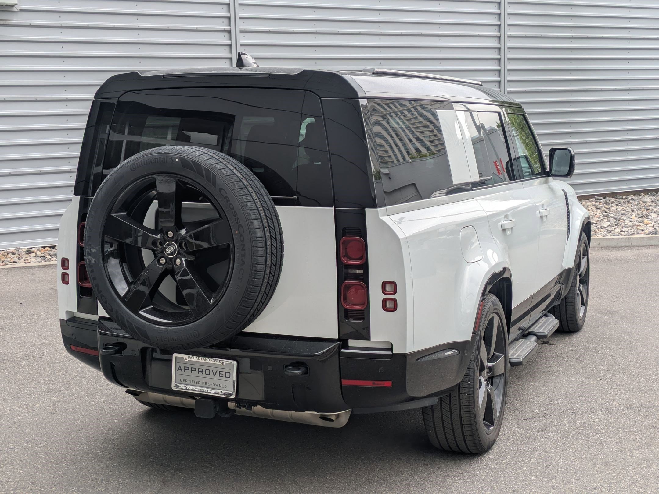 2025 Land Rover Defender 130 X-Dynamic SE