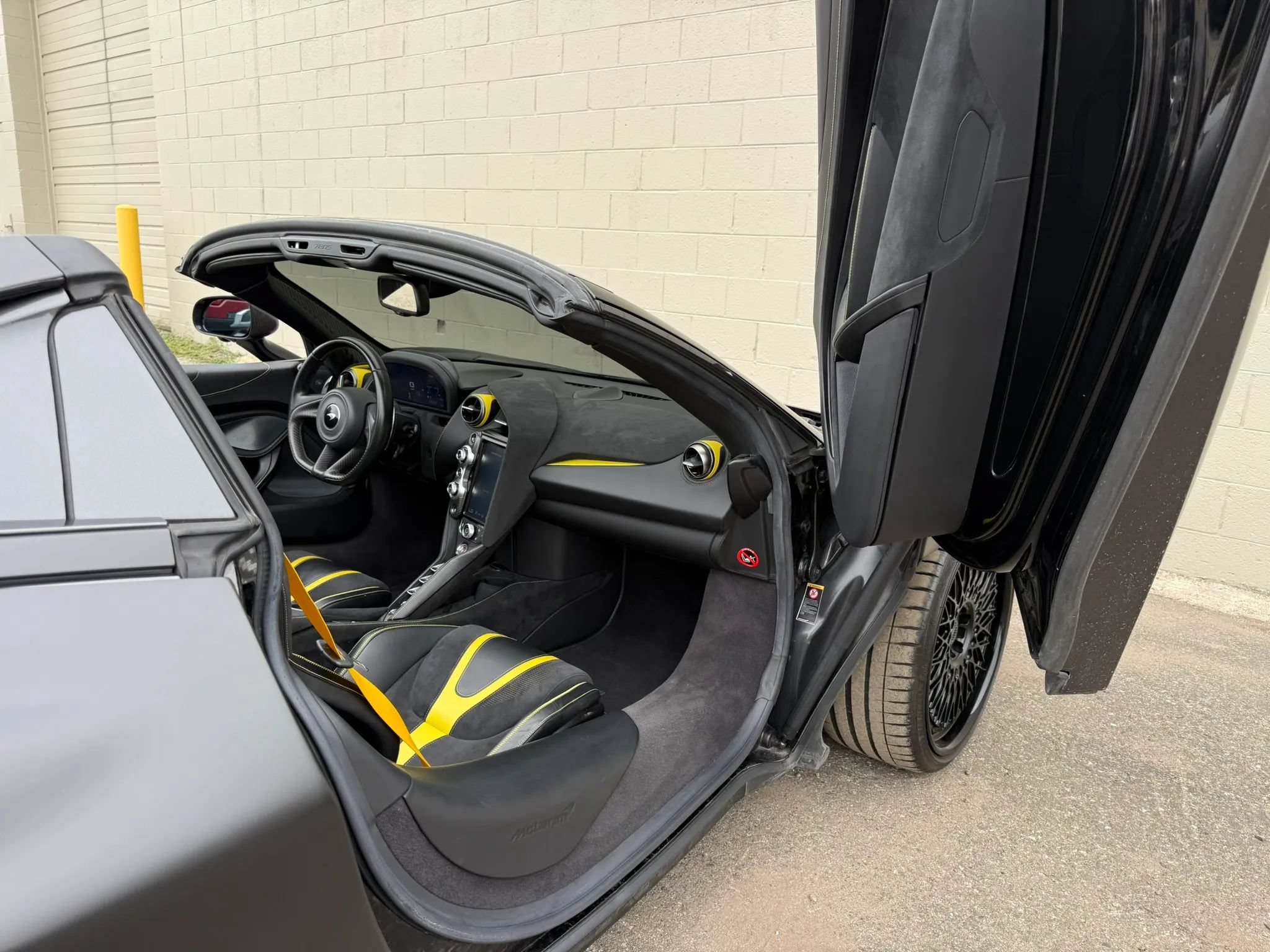 Used 2022 McLaren 720S Performance photo 34