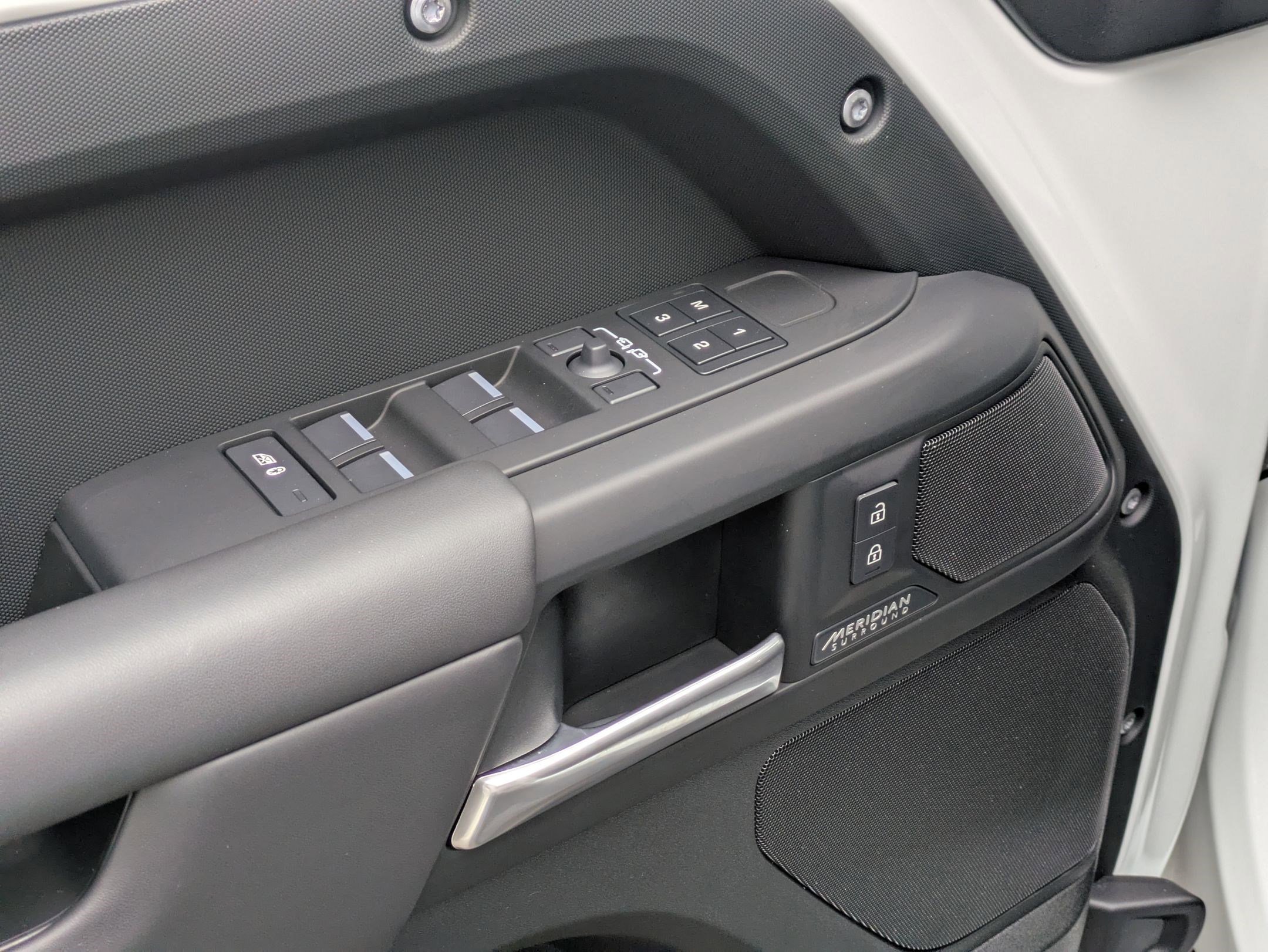 2025 Land Rover Defender 130 X-Dynamic SE