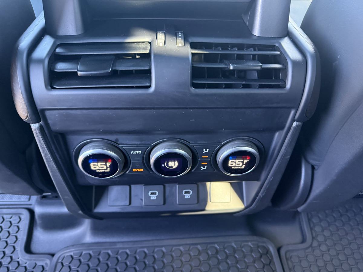 2024 Land Rover Defender 110 SE