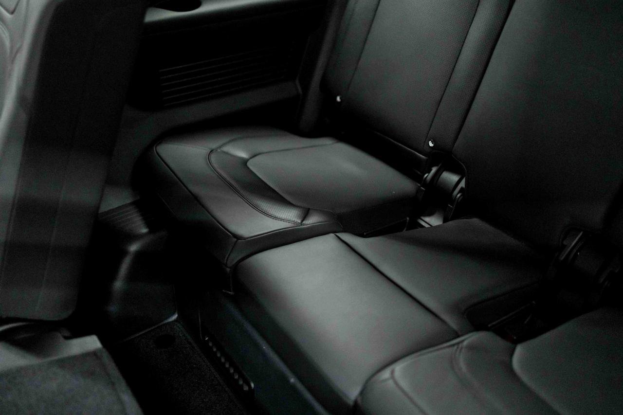 2023 Land Rover Defender 130 SE