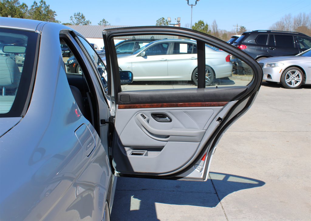 2000 BMW 540i Sedan