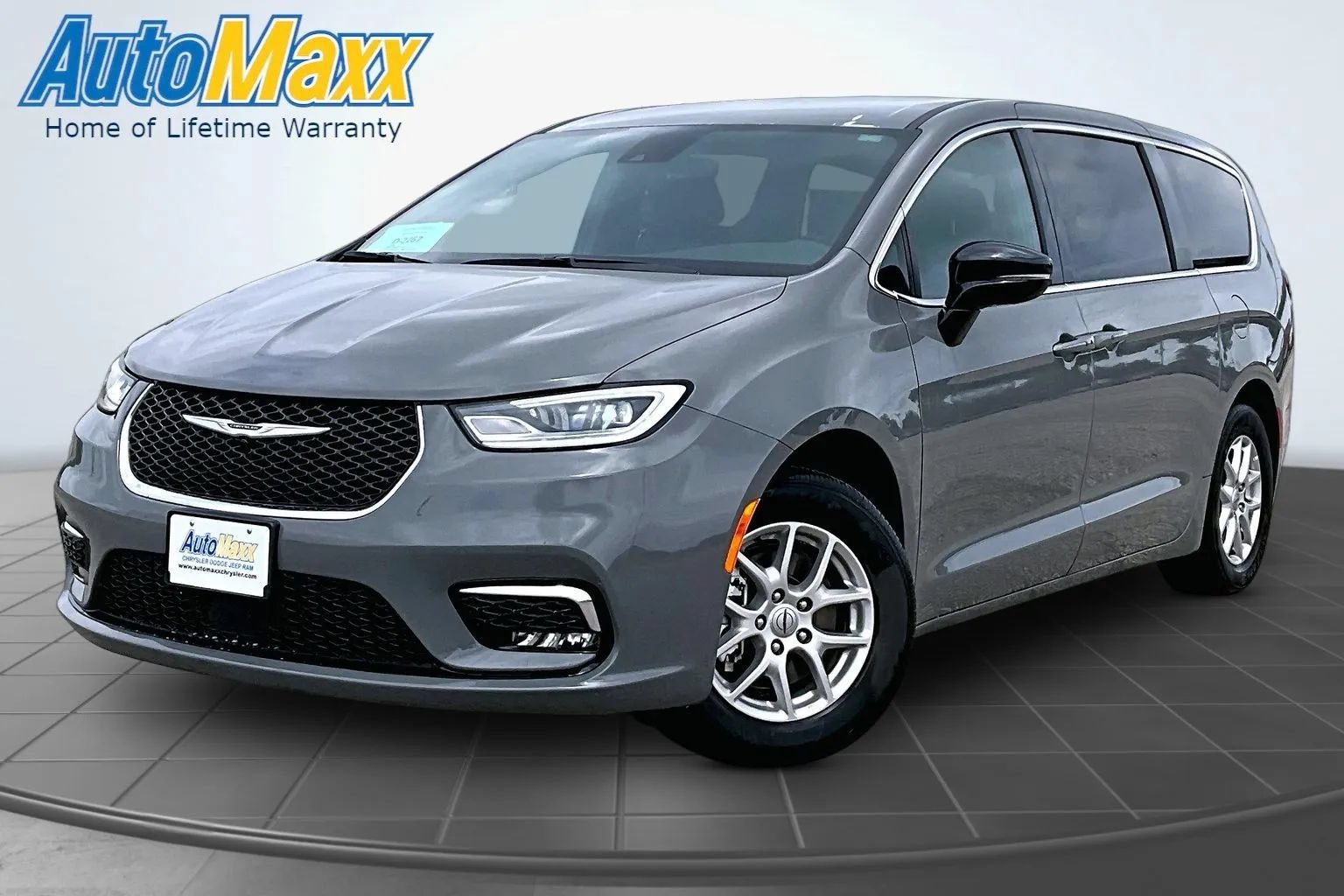 Used 2025 Chrysler Pacifica Select