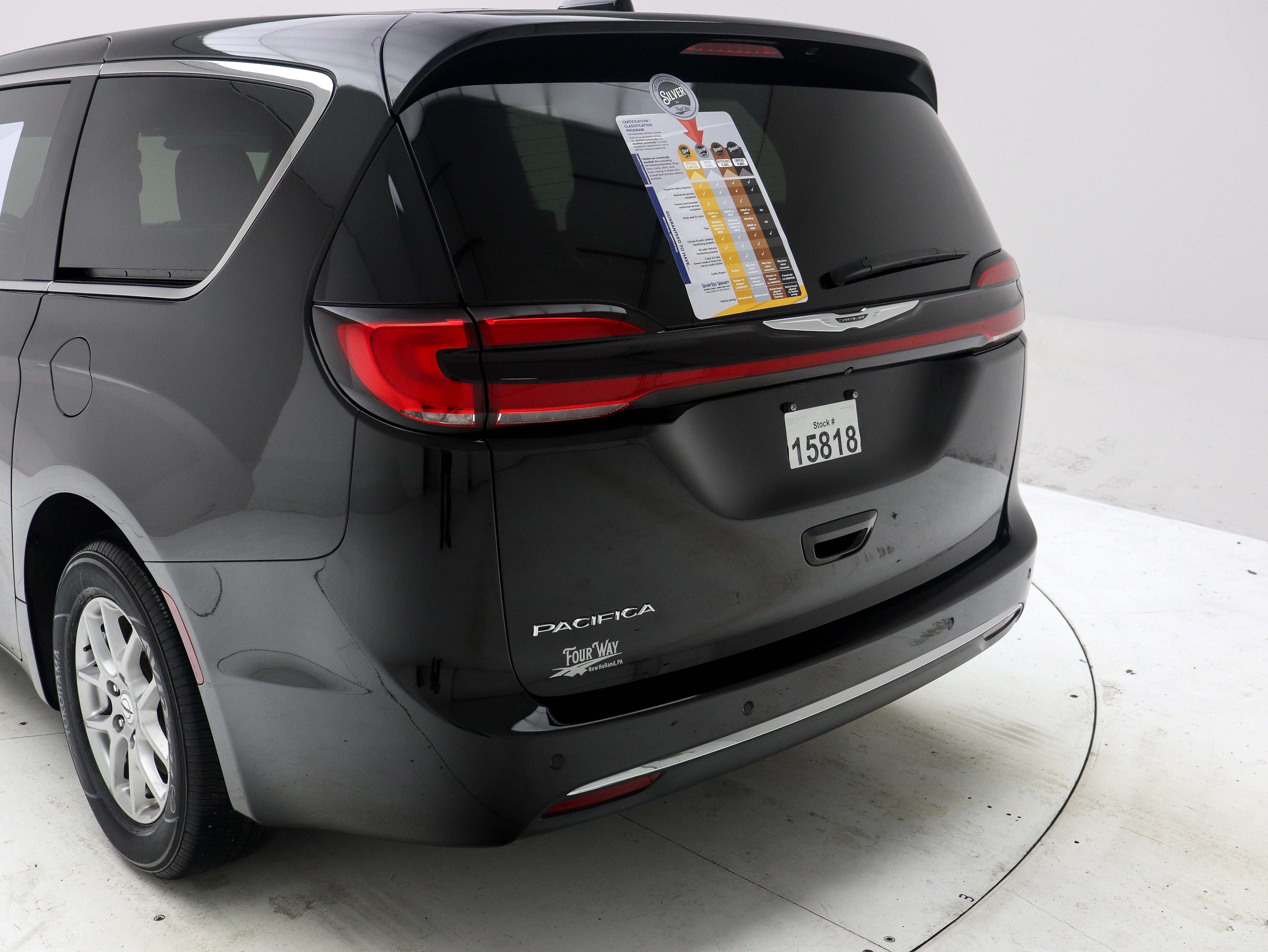 2024 Chrysler Pacifica Touring - Photo 10