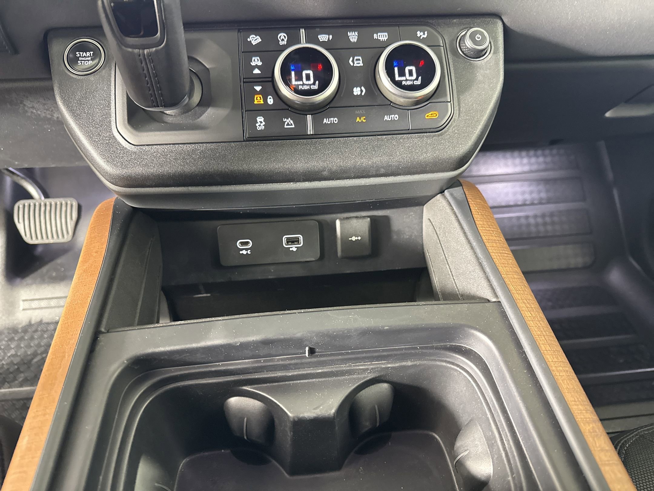 2023 Land Rover Defender 130 X-Dynamic SE