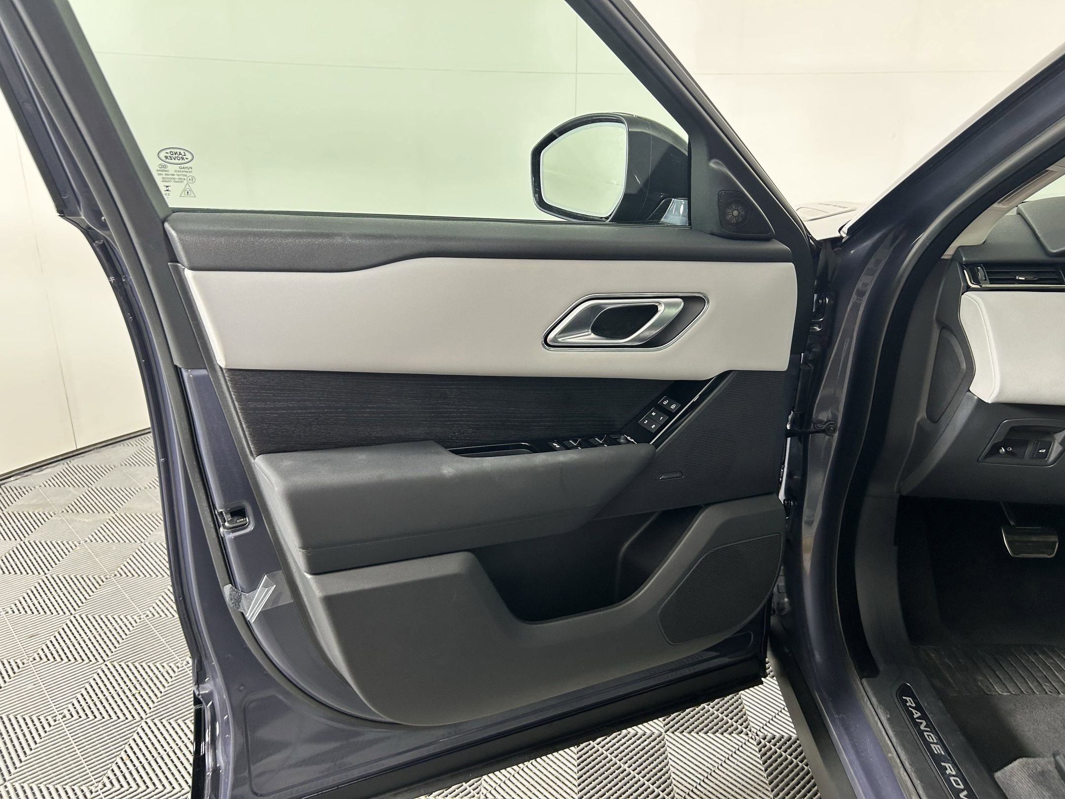 2025 Land Rover Range Rover Velar Dynamic SE