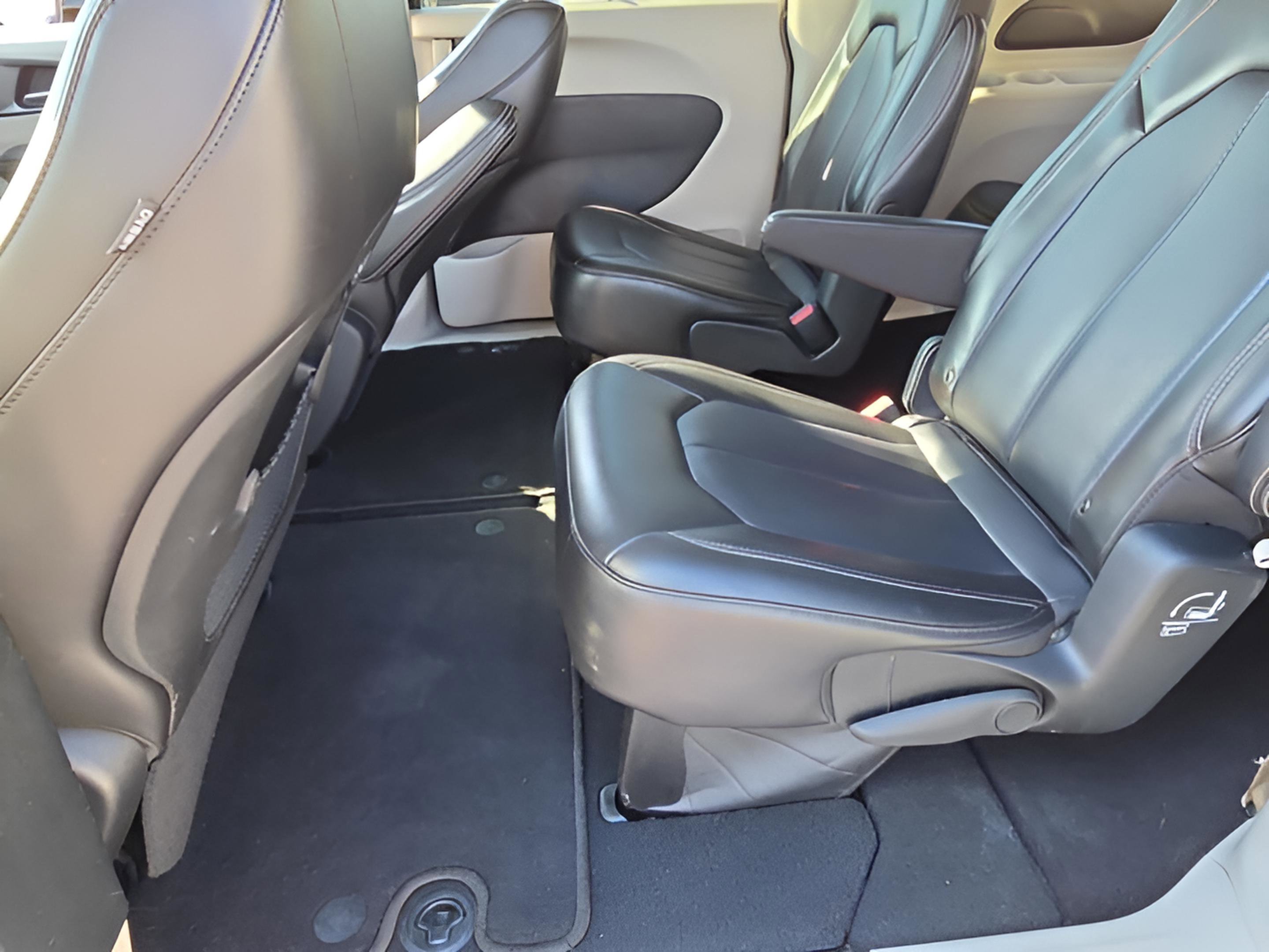 2023 Chrysler Pacifica Touring-L