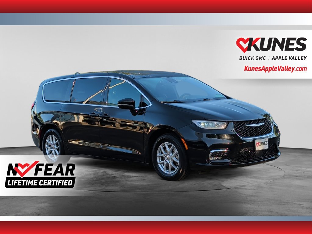 Used 2025 Chrysler Pacifica Select