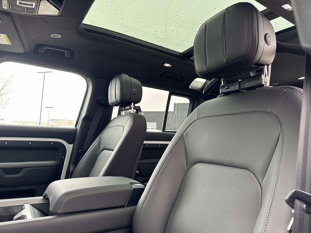 2025 Land Rover Defender 110 V8