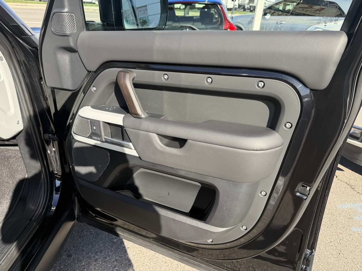 2024 Land Rover Defender 110 SE