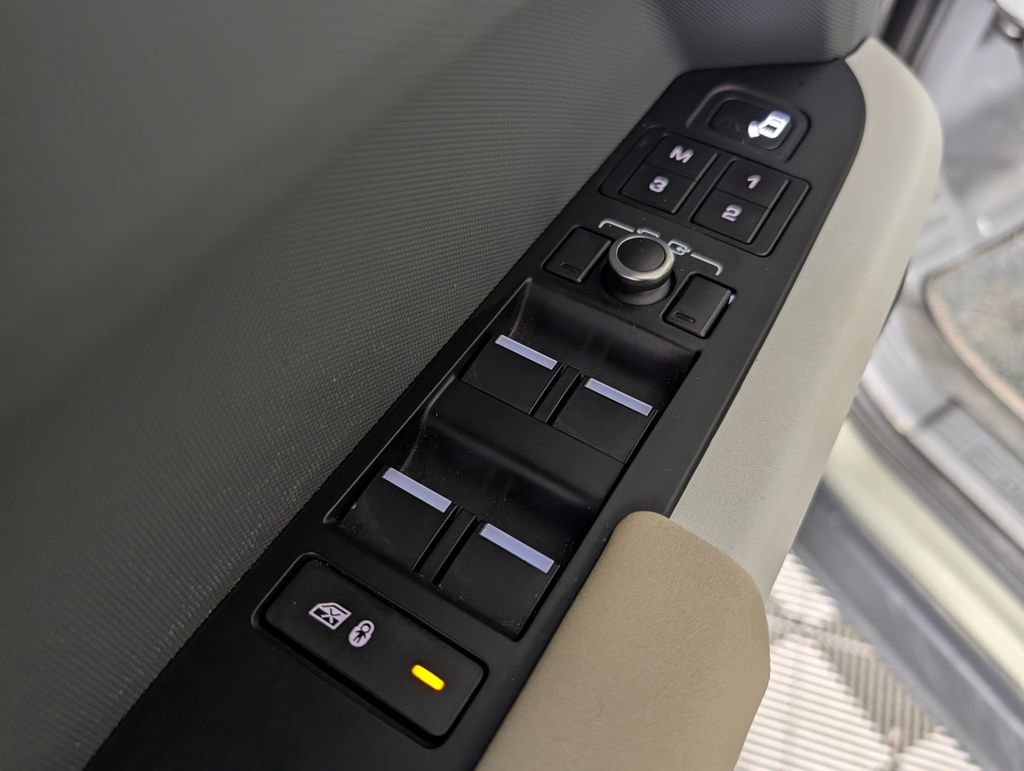 2022 Land Rover Defender 110 SE