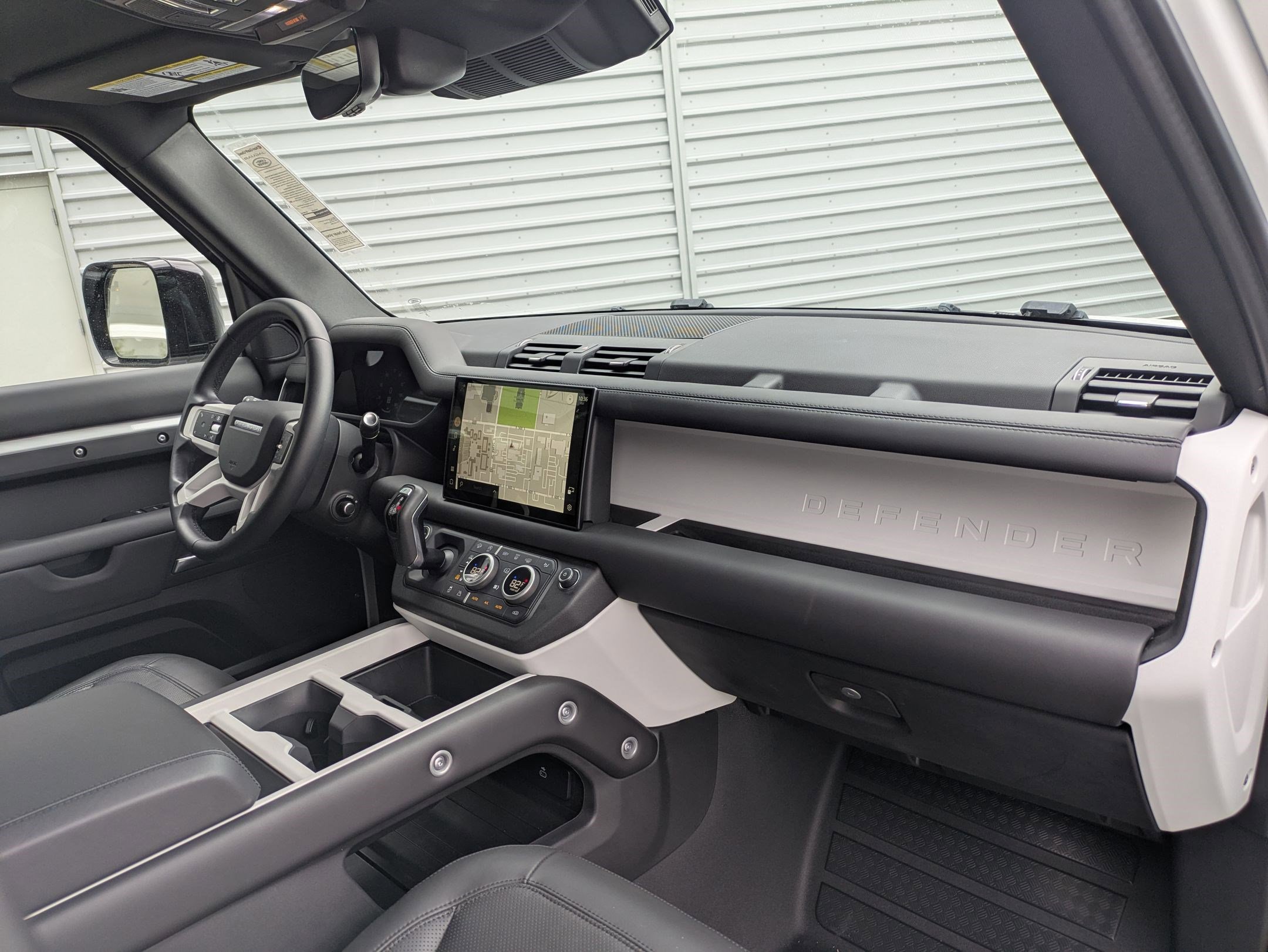 2025 Land Rover Defender 130 X-Dynamic SE