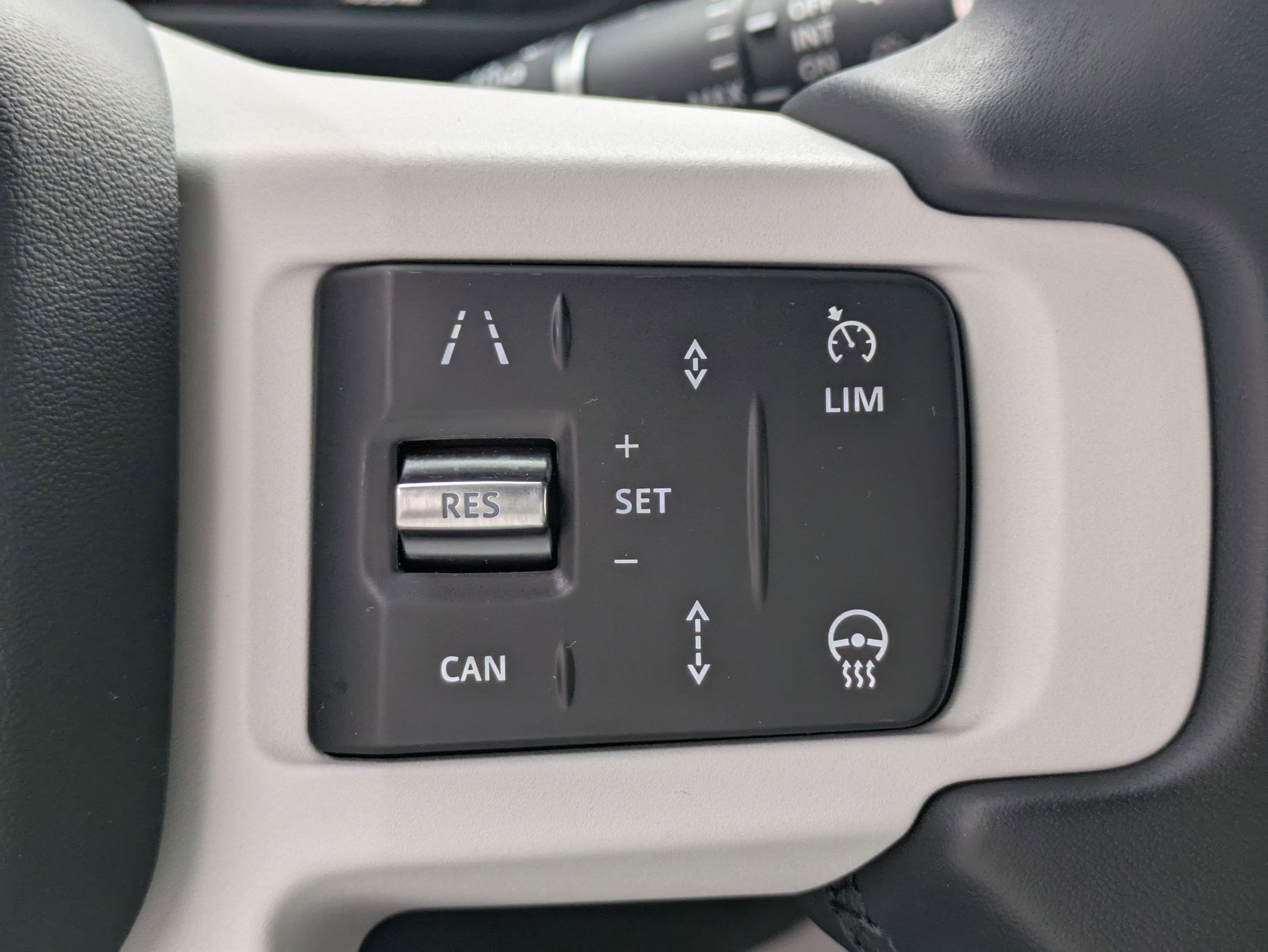 2025 Land Rover Defender 130 X-Dynamic SE