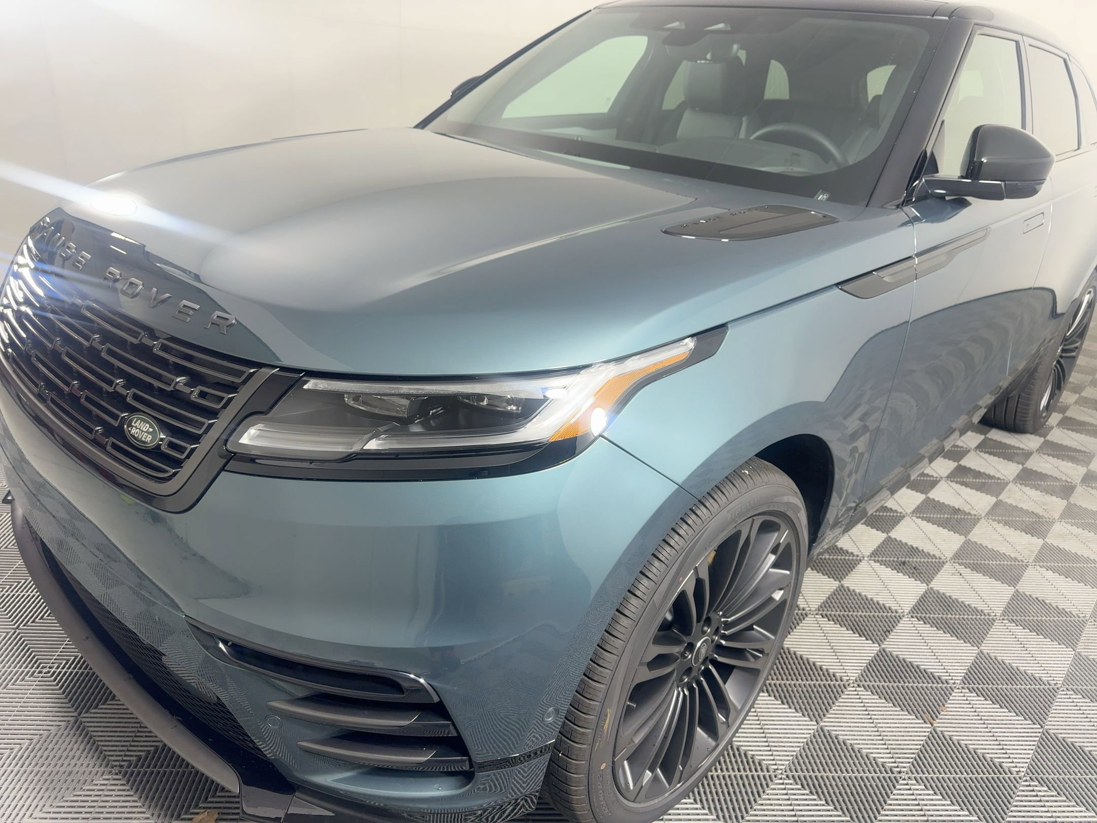 2026 Land Rover Range Rover Velar Dynamic SE
