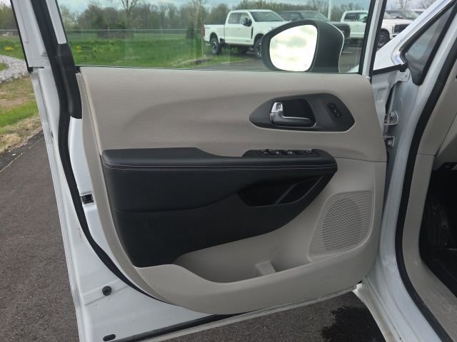 2023 Chrysler Pacifica Touring-L