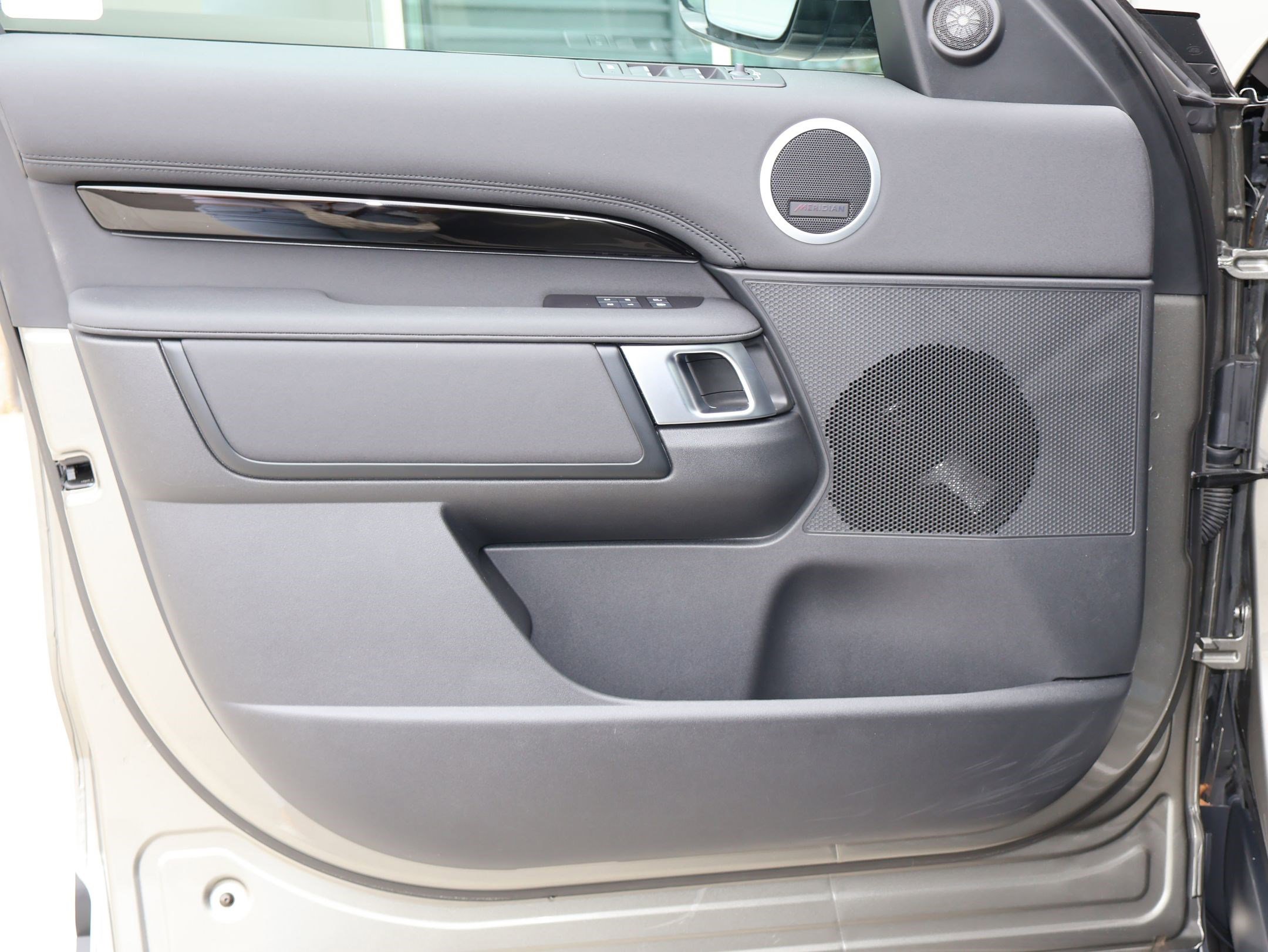 2025 Land Rover Discovery S