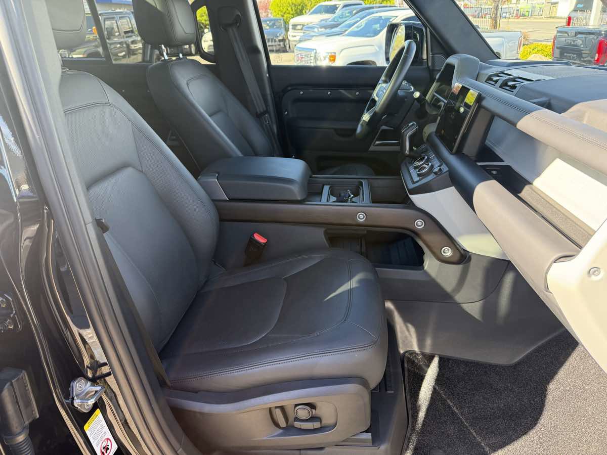 2024 Land Rover Defender 110 SE