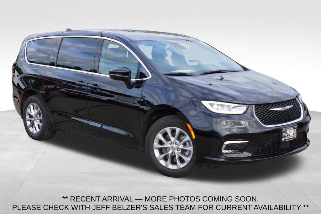 Used 2025 Chrysler Pacifica Select
