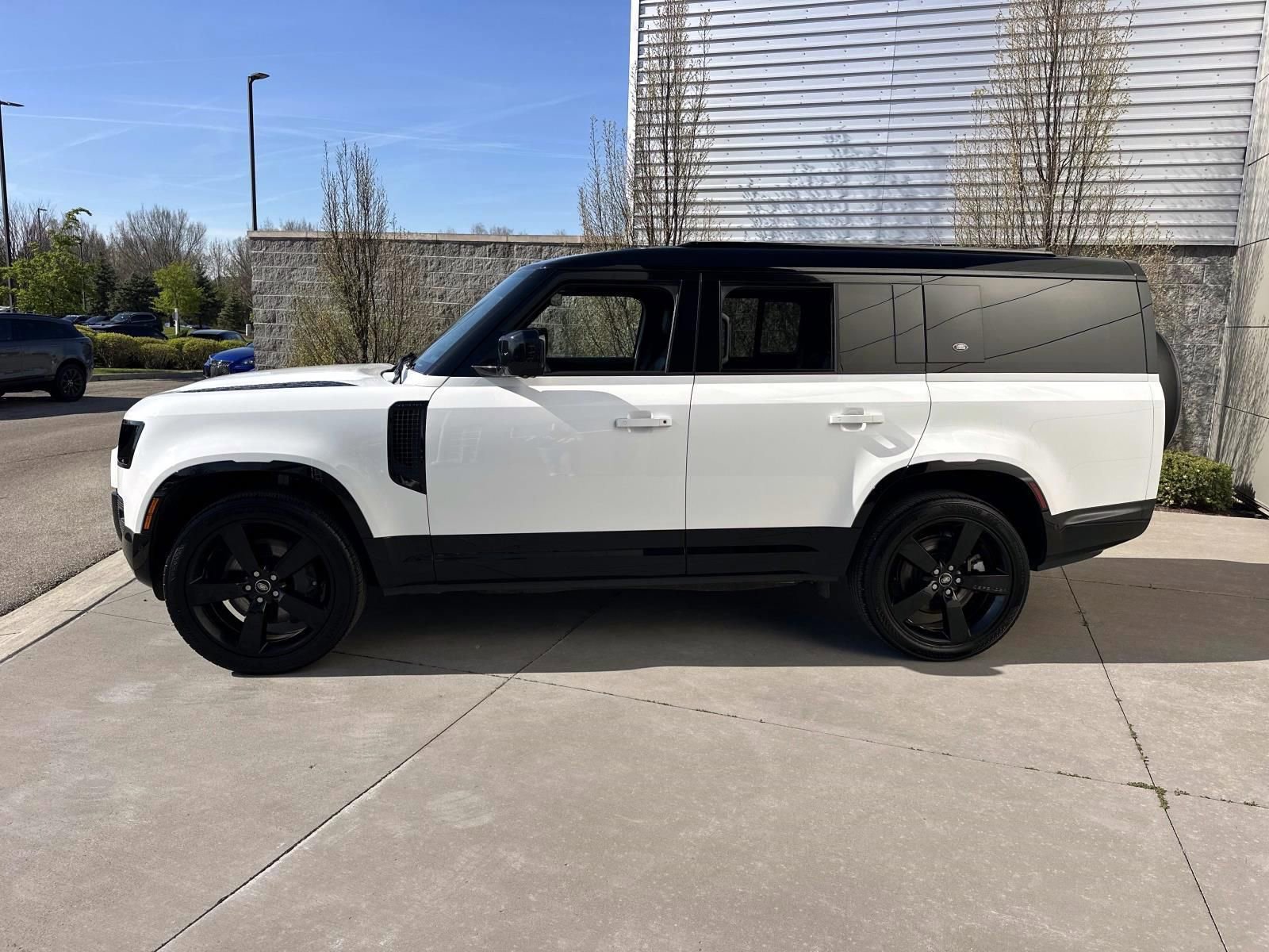 2024 Land Rover Defender 130 X-Dynamic SE