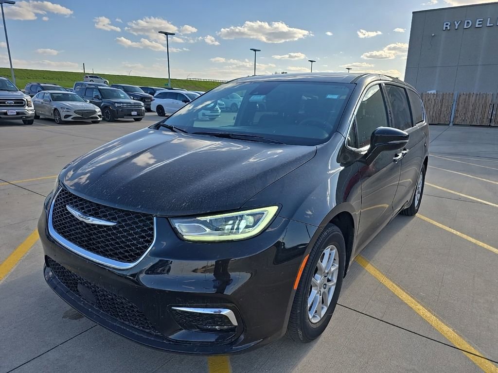 Used 2025 Chrysler Pacifica Select