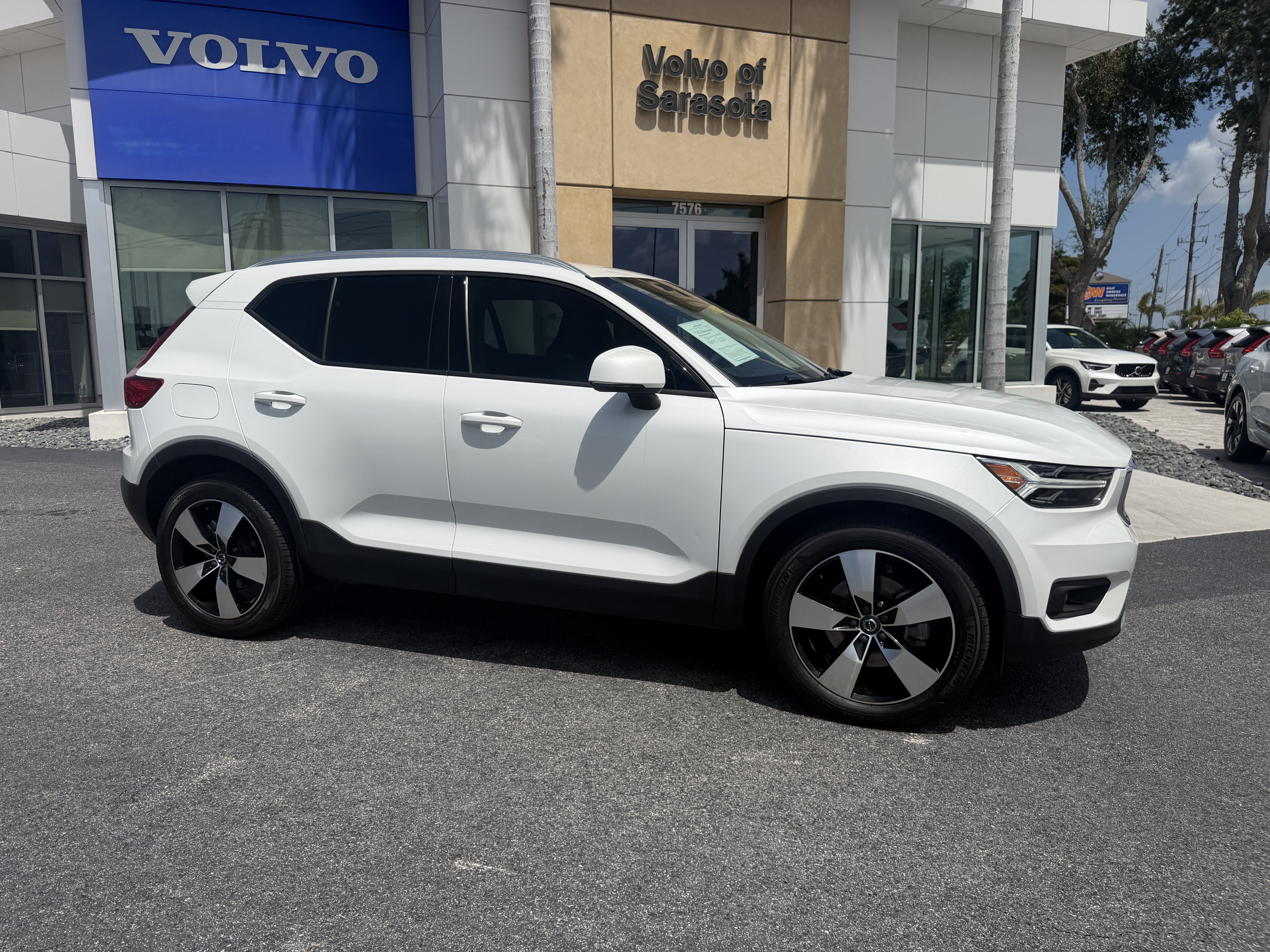 Used 2021 Volvo XC40 T5 Momentum w/ Protection Package Premier