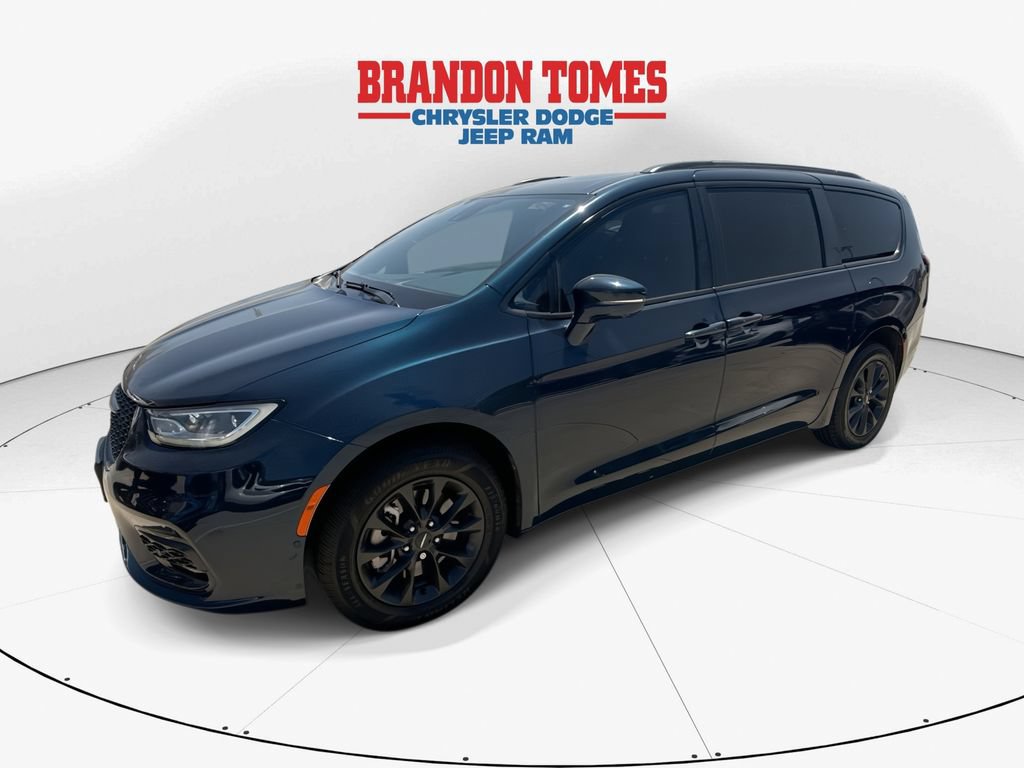 Used 2021 Chrysler Pacifica Limited w/ Uconnect Theater Family Group