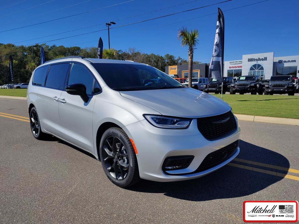 New 2026 Chrysler Pacifica Select w/ S Appearance Package