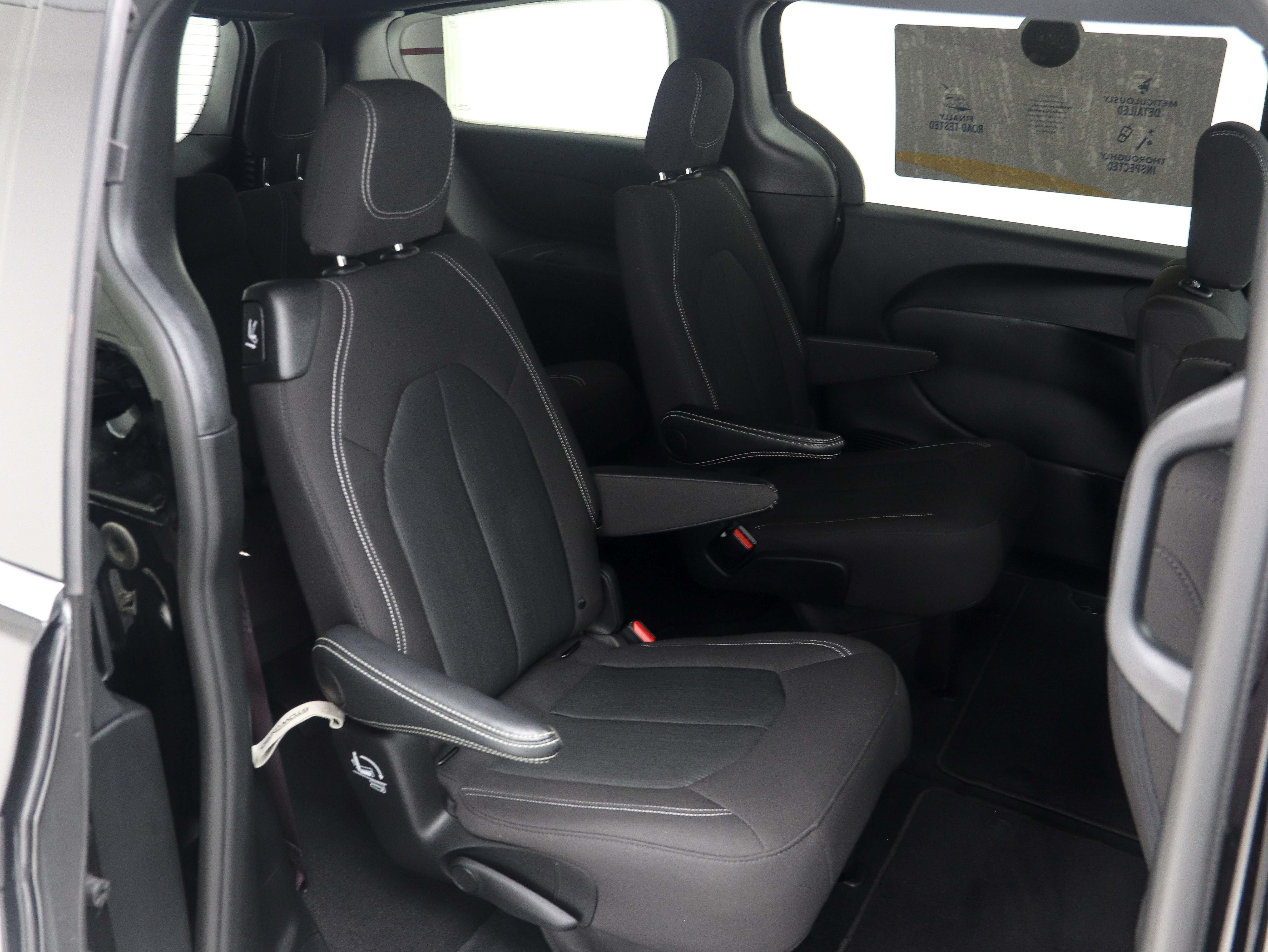 2024 Chrysler Pacifica Touring - Photo 15