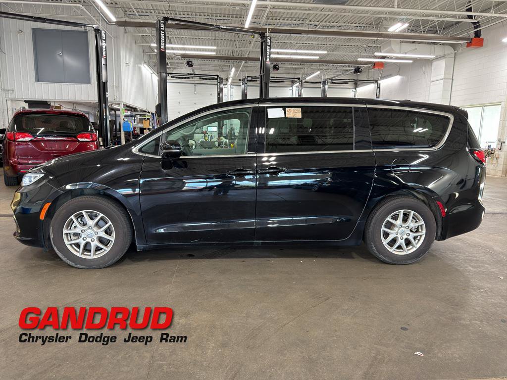 Used 2024 Chrysler Pacifica Touring-L w/ Uconnect Theater Family Group