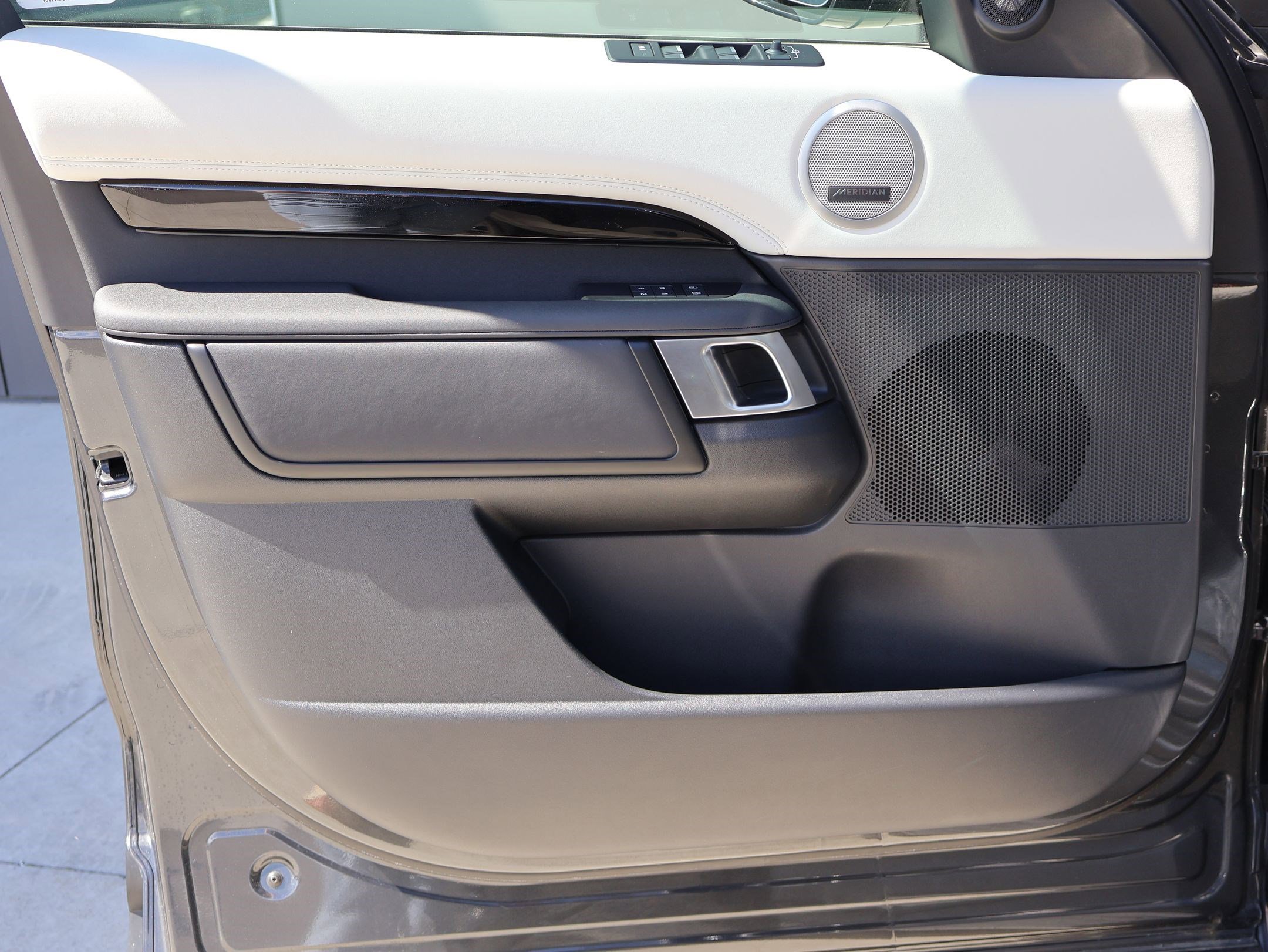 2025 Land Rover Discovery S