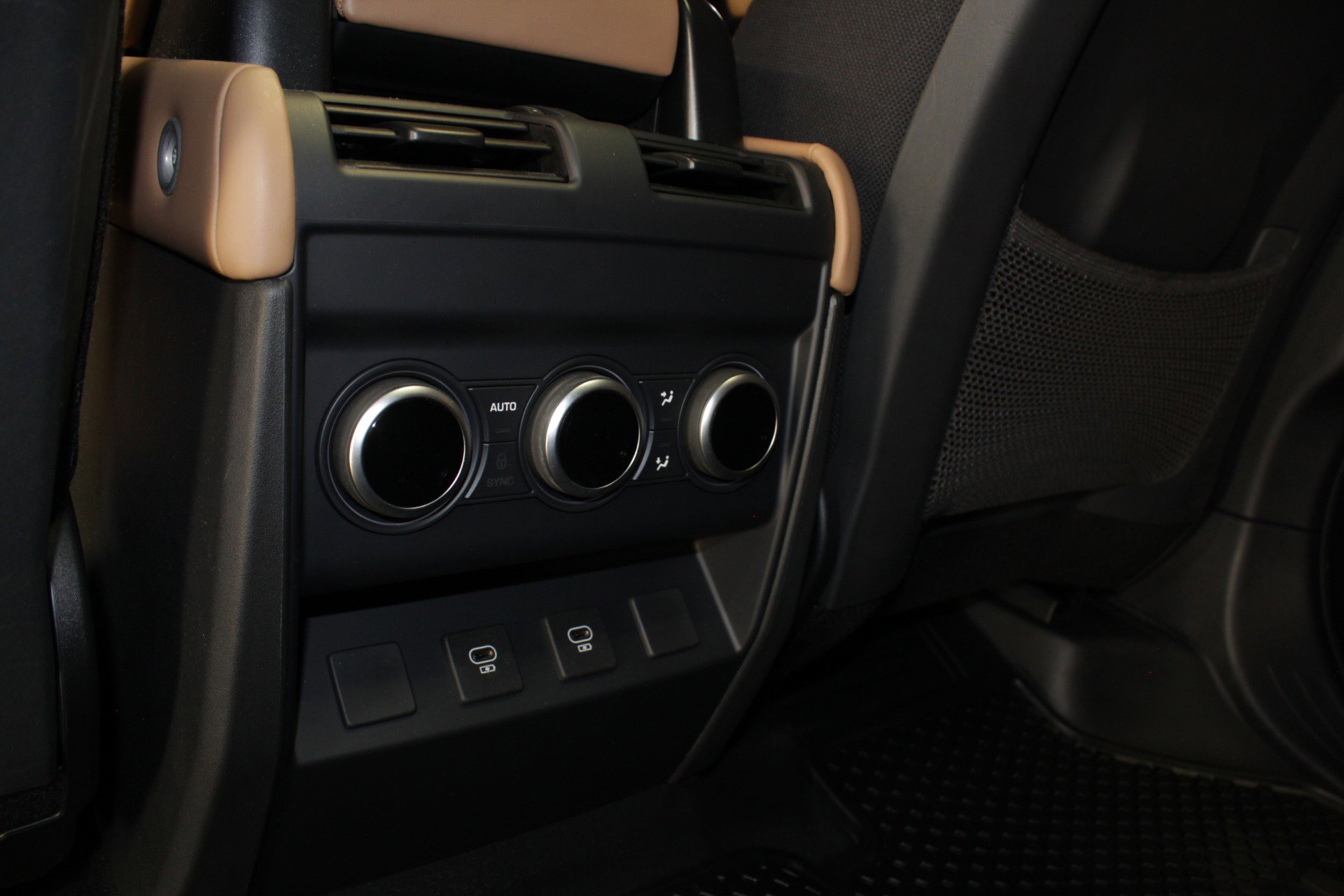 2025 Land Rover Defender 110 V8