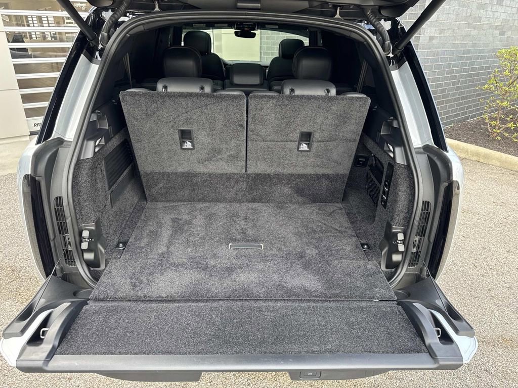 2025 Land Rover Range Rover Long Wheelbase SE