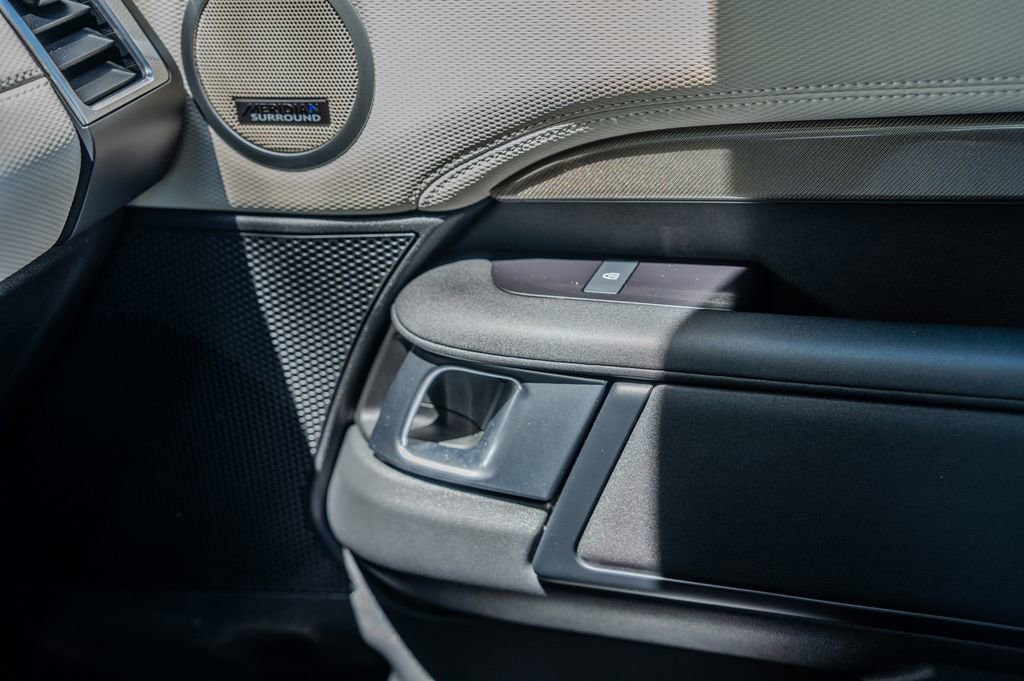 2023 Land Rover Discovery Metropolitan Edition