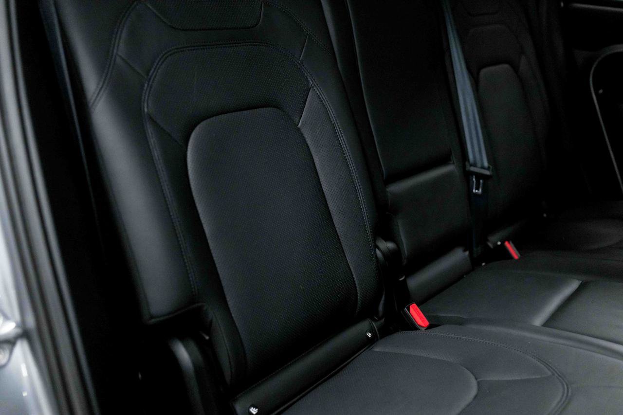 2023 Land Rover Defender 130 SE