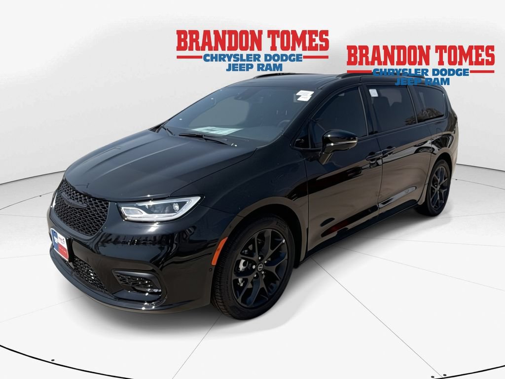 New 2026 Chrysler Pacifica Limited w/ Uconnect Theater Family Group
