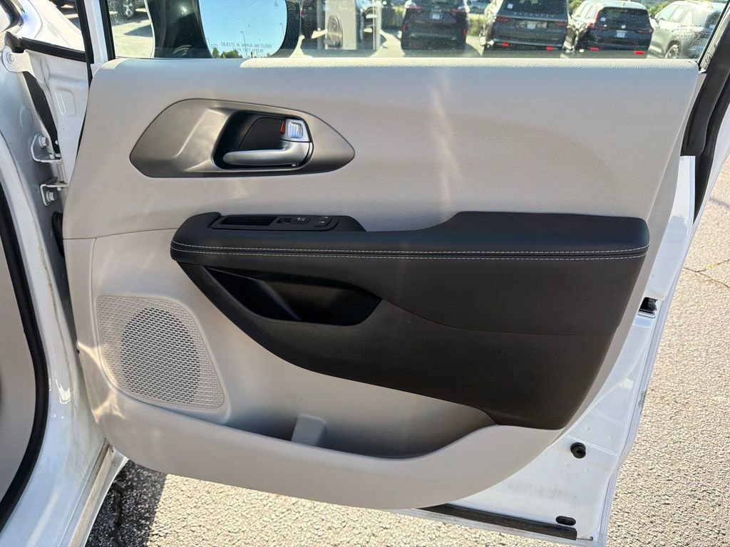 2024 Chrysler Pacifica Touring-L