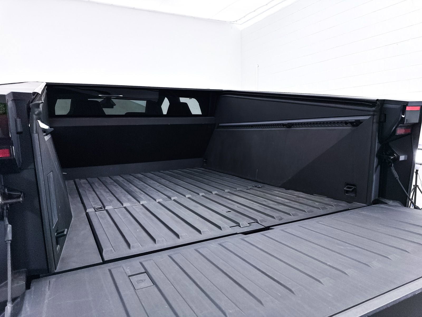 2024 Tesla Cybertruck AWD Crew Cab