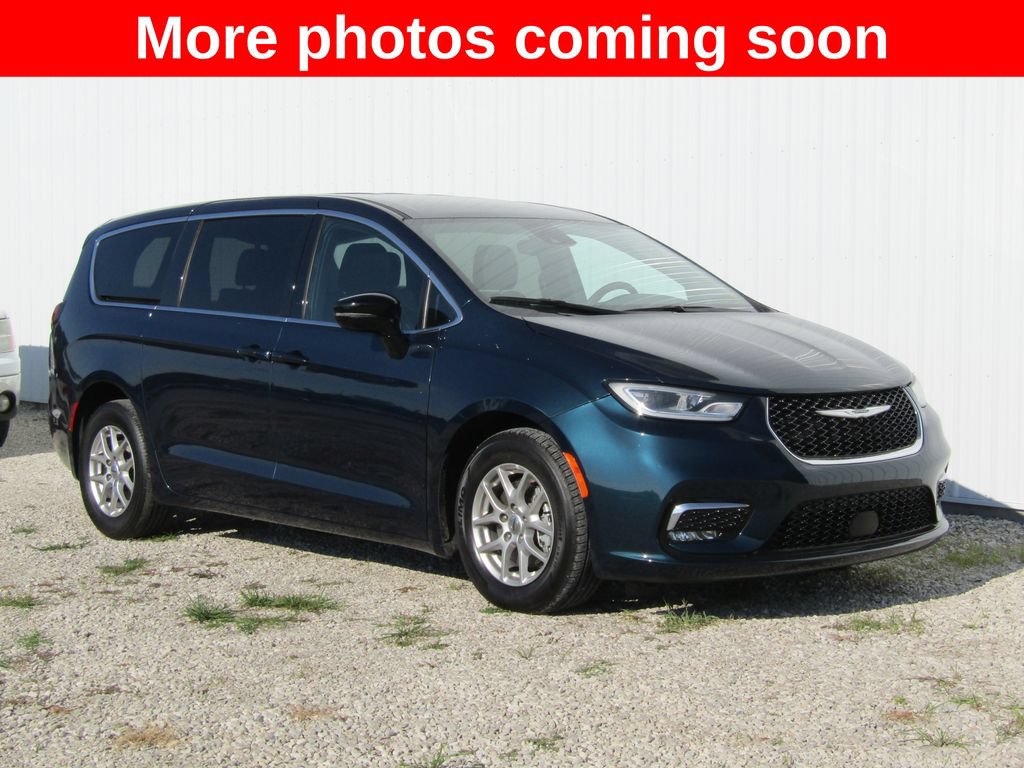 Used 2025 Chrysler Pacifica Select