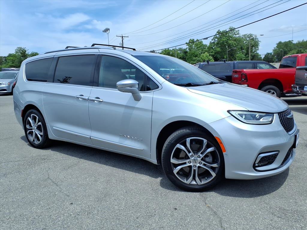 Used 2024 Chrysler Pacifica Pinnacle w/ Trailer Tow Group
