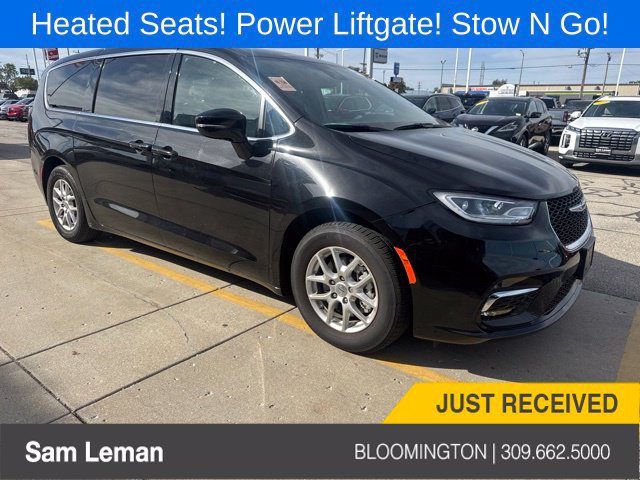 Used 2025 Chrysler Pacifica Select