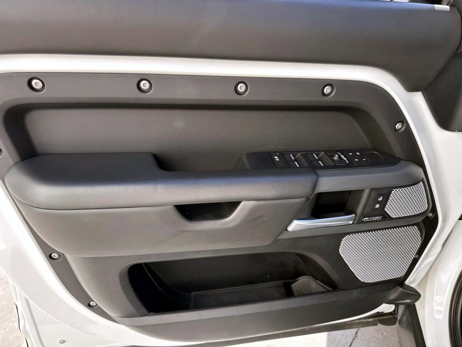 2024 Land Rover Defender 130 X-Dynamic SE