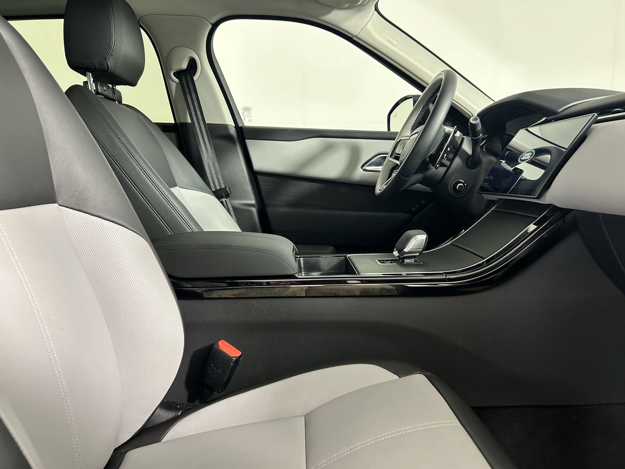 2025 Land Rover Range Rover Velar Dynamic SE