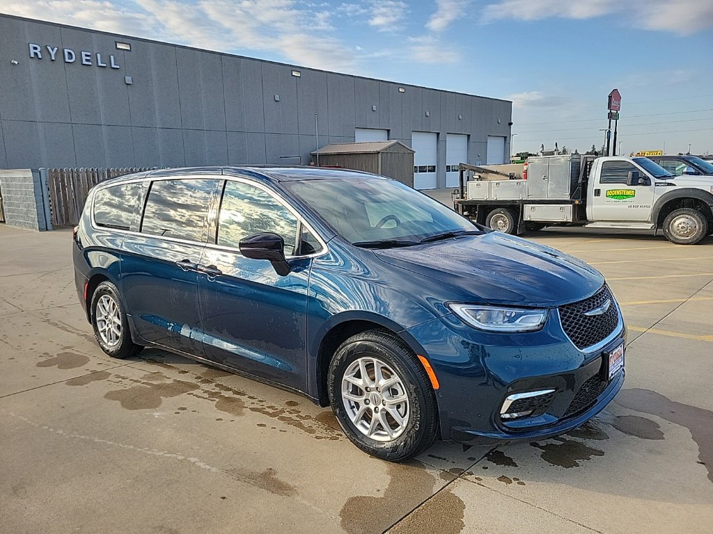 Used 2025 Chrysler Pacifica Select w/ Uconnect Theater Family Group