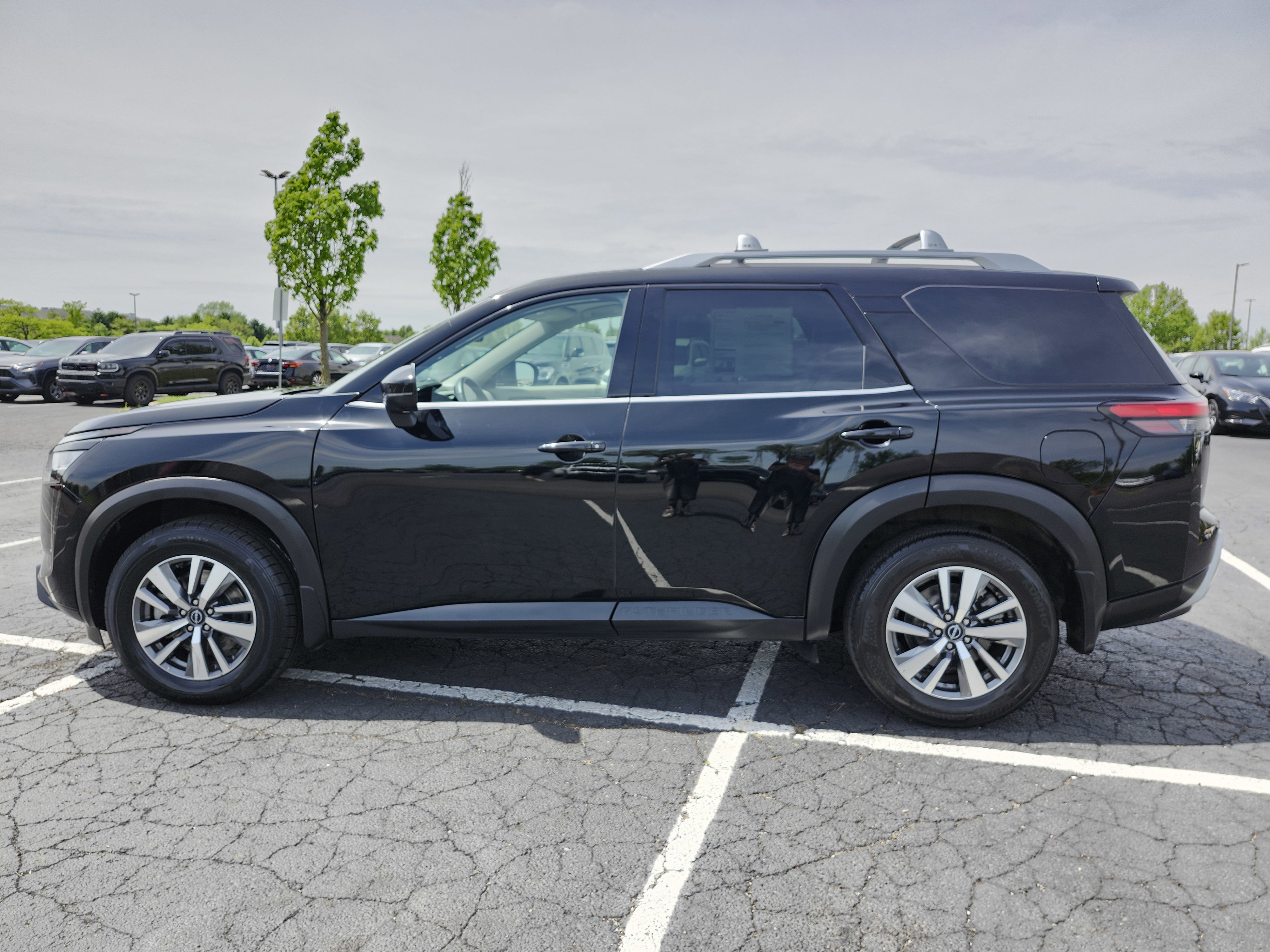 2023 Nissan Pathfinder SL