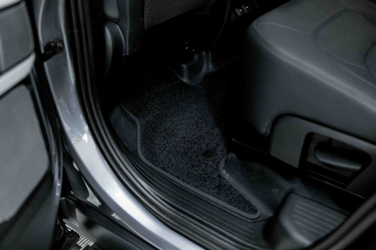 2023 Land Rover Defender 130 SE