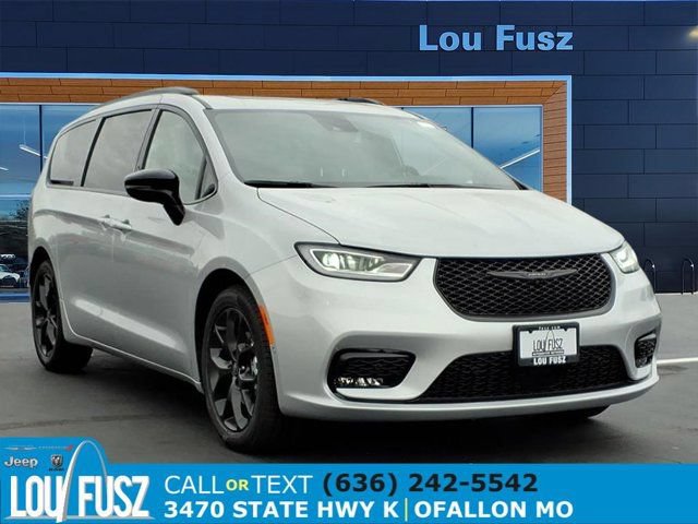 New 2026 Chrysler Pacifica Limited w/ S Appearance Package